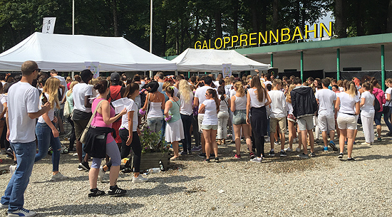 lange Schlangen vor Beginn des Holi Festival of Colours - die meisten kamen gleich in Weiß (©Foto: Martin Schmitz)